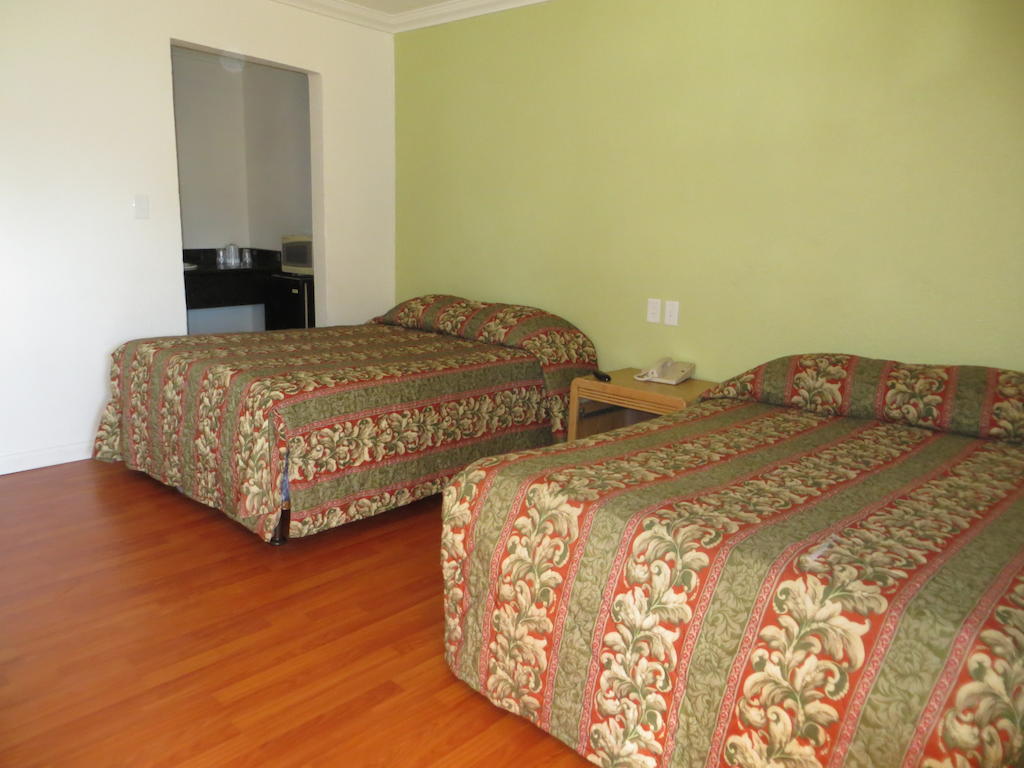 The Oaks Motel Oakland Room photo